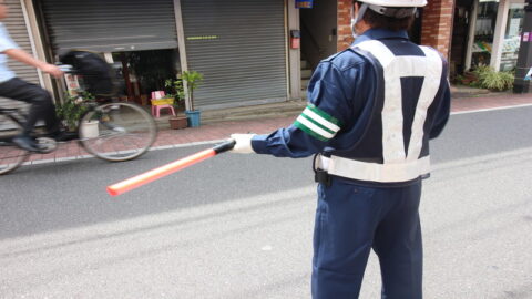 通行止めを案内する警備員
